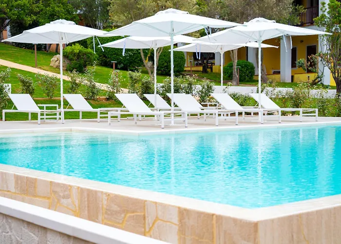 With Swimming Pool In Costa Serena Just 700 Mt From The Sea 公寓式酒店 3*