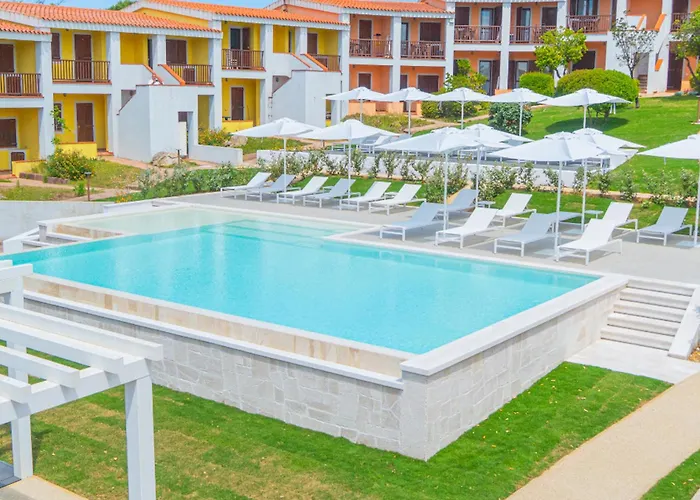 With Swimming Pool In Costa Serena Just 700 Mt From The Sea 公寓式酒店
